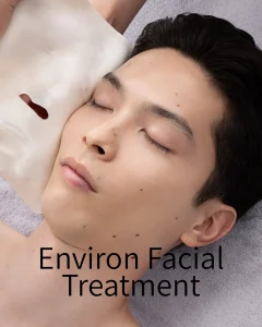 男性が目を閉じて横になりフェイシャルマスクを受けながらリラックスして施術を受けている様子